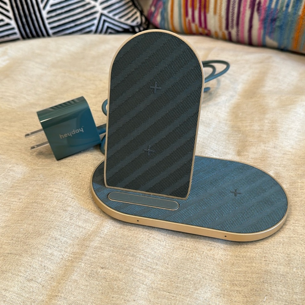 Heyday 2 in 1 wireless charger for phone and earbuds Like New Gray rose gold